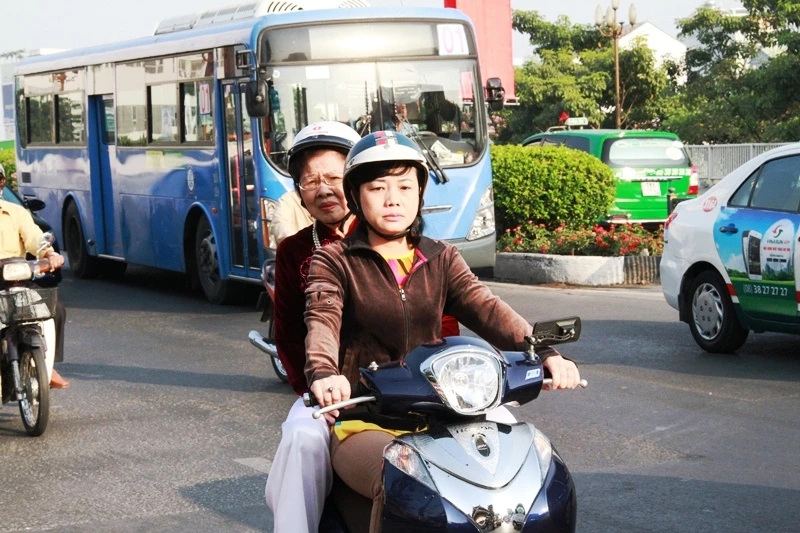 Trời se lạnh, người người súng sính áo khăn ra đường ngày mùng 1 Tết ảnh 4